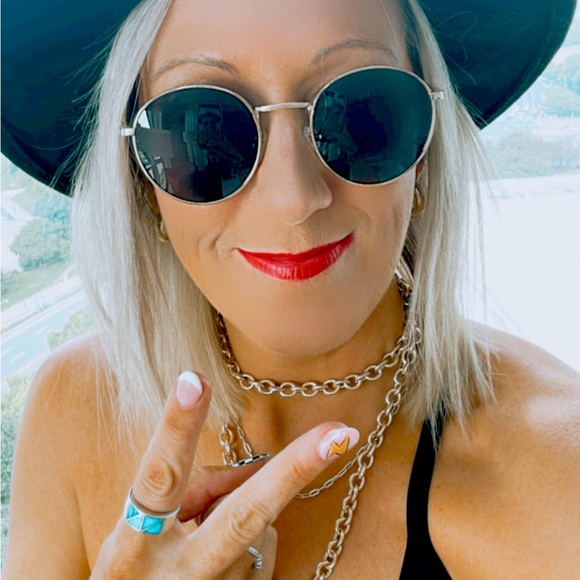 Meet your Posher, Tanya - Picture 1 of 1